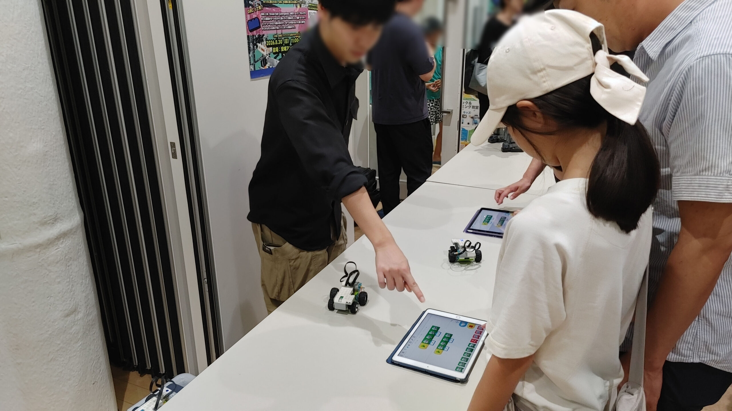 展示作品を見つめる子どもたち