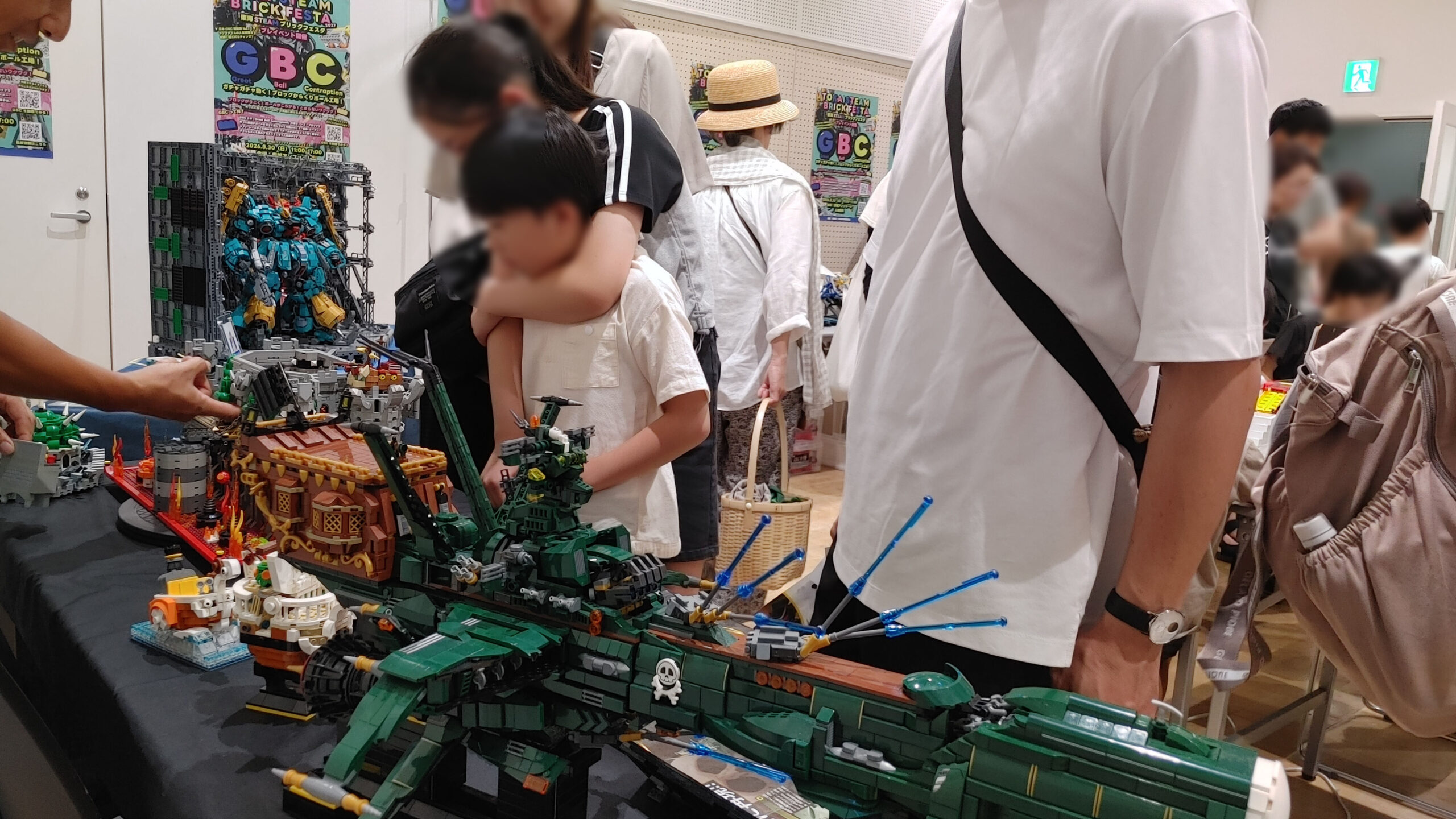 作品を楽しむ親子